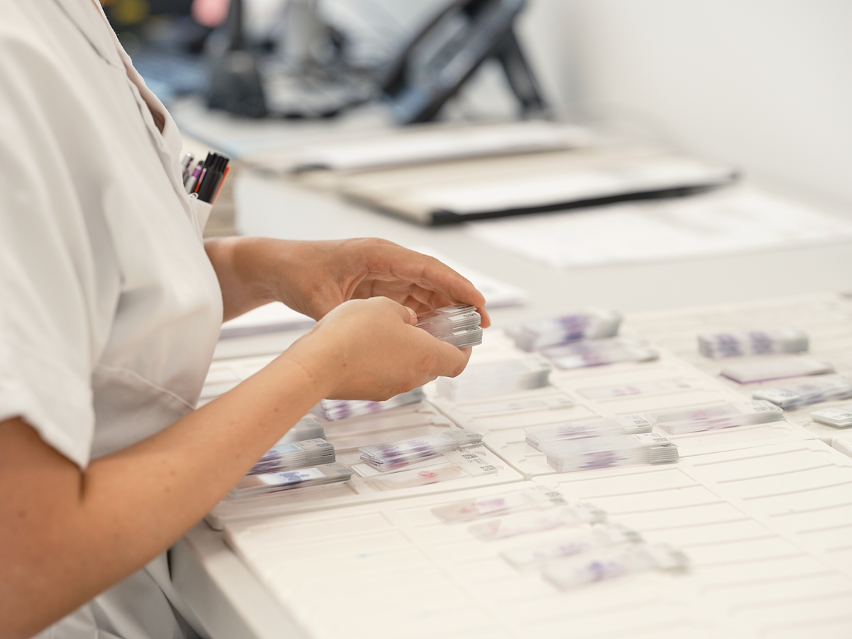 Mappe mit Objektträgern symbolisiert Befundanforderung Pathologie